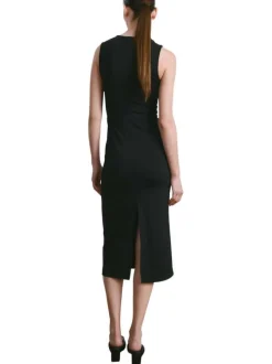 Robe longue noire unie pourvue d'une coupe cintrée et d'un col v