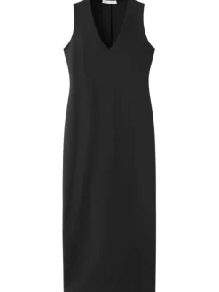 Robe longue noire unie pourvue d'une coupe cintrée et d'un col v