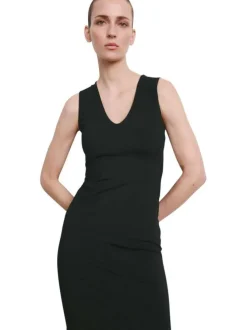 Robe longue noire unie pourvue d'une coupe cintrée et d'un col v