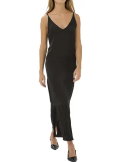 Robe longue noire unie pourvue d'une coupe droite et d'un col v