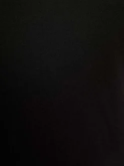 Robe longue noire unie pourvue d'une coupe droite et d'un décolleté en V