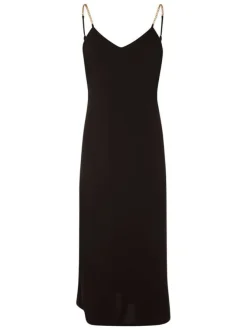 Robe longue noire unie pourvue d'une coupe droite et d'un décolleté en V