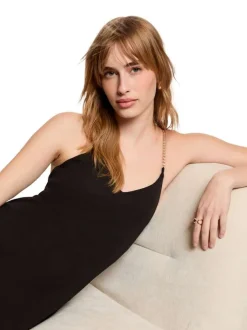 Robe longue noire unie pourvue d'une coupe droite et d'un décolleté en V