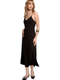 Robe longue noire unie pourvue d'une coupe droite et d'un décolleté en V