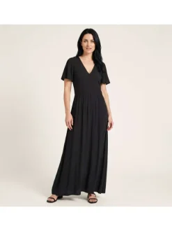 Robe longue noire unie pourvue d'une coupe évasée et de manches courtes