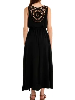 Robe longue noire unie sans manche pourvue d'une coupe cintrée