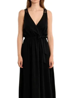 Robe longue noire unie sans manche pourvue d'une coupe cintrée