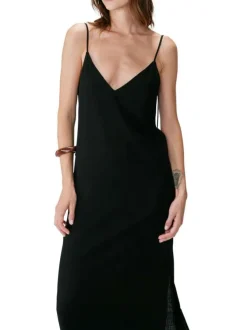 Robe longue noire unie sans manche pourvue d'une coupe fluide