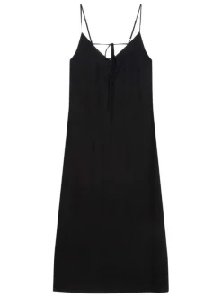Robe longue noire unie sans manche pourvue d'une coupe fluide