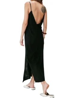 Robe longue noire unie sans manche pourvue d'une coupe fluide