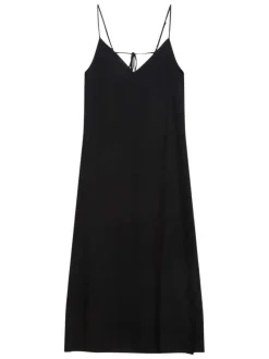 Robe longue noire unie sans manche pourvue d'une coupe fluide