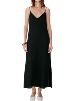 Robe longue noire unie sans manche pourvue d'une coupe fluide
