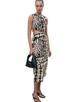 Robe longue noir imprimée avec une coupe droite à col rond et sans manches