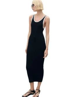 Robe longue noir unie avec une coupe droite à col rond et sans manches