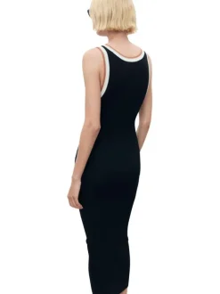 Robe longue noir unie avec une coupe droite à col rond et sans manches