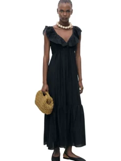 Robe longue noir unie avec une coupe droite à col v et des manches courtes