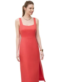 Robe longue rouge à coupe ajustée pourvu d'un col rond et de bretelles