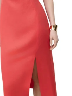 Robe longue rouge à coupe ajustée pourvu d'un col rond et de bretelles