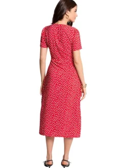 Robe longue rouge à coupe droite pourvue d'un col v et de manches courtes