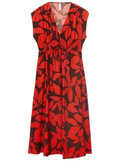 Robe longue rouge fleurie avec des manches courtes et une coupe droite à col v