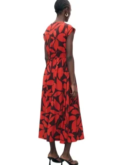 Robe longue rouge fleurie avec des manches courtes et une coupe droite à col v