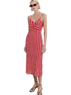 Robe longue rouge imprimée avec une coupe droite à col v et des bretelles
