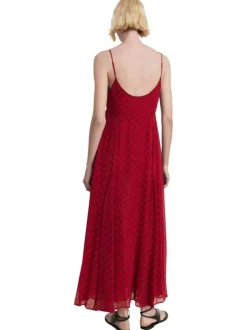 Robe longue rouge imprimée avec une coupe droite et un col rond à bretelles