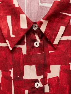 Robe longue rouge imprimée à coupe évasée avec col à revers et manches longues