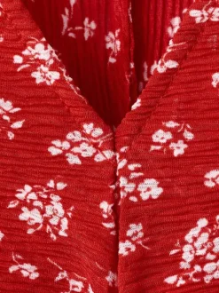 Robe longue rouge à motifs avec une coupe ajustée et un col v