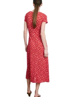 Robe longue rouge à motifs avec une coupe ajustée et un col v