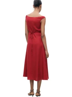 Robe longue rouge unie avec une coupe droite à col rond et des bretelles