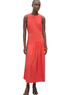 Robe longue rouge unie avec une coupe droite à col rond et sans manches