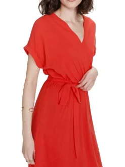 Robe longue rouge unie avec une coupe fluide et un col V croisé
