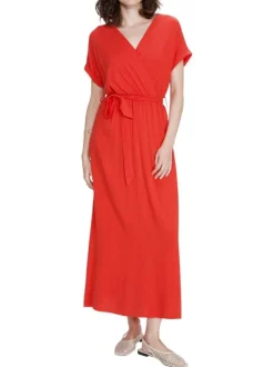 Robe longue rouge unie avec une coupe fluide et un col V croisé
