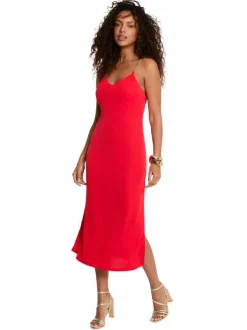 Robe longue rouge unie pourvue d'une coupe droite et d'un décolleté en V