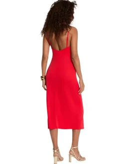 Robe longue rouge unie pourvue d'une coupe droite et d'un décolleté en V