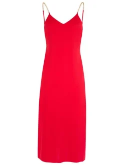Robe longue rouge unie pourvue d'une coupe droite et d'un décolleté en V