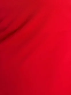Robe longue rouge unie pourvue d'une coupe droite et d'un décolleté en V