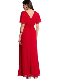 Robe longue rouge unie pourvue d’une coupe évasée et d’un col en V