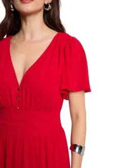 Robe longue rouge unie pourvue d’une coupe évasée et d’un col en V