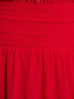Robe longue rouge unie pourvue d’une coupe évasée et d’un col en V