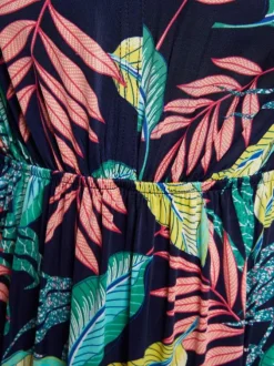 Robe longue sans manches rouge fleurie avec une coupe droite et un col V