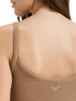 Robe longue taupe en maille côtelée avec une coupe ajustée et un col carré