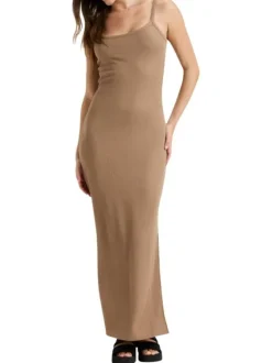 Robe longue taupe en maille côtelée avec une coupe ajustée et un col carré