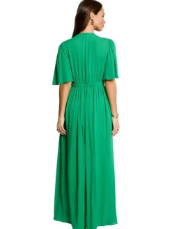 Robe longue verte unie pourvue d'une coupe large et d'un col en V