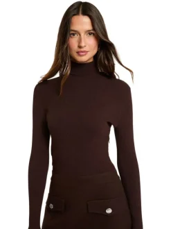 Robe marron pourvue d'une coupe ajustée et d'un col montant côtelé