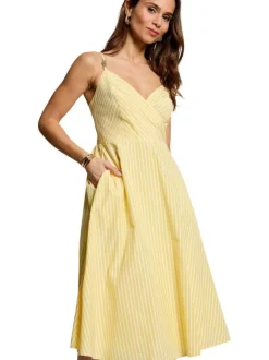 Robe midi jaune à rayures pourvue d'une coupe évasée et un décolleté cache-coeur