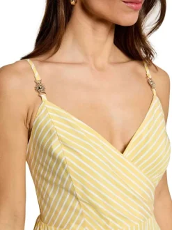Robe midi jaune à rayures pourvue d'une coupe évasée et un décolleté cache-coeur