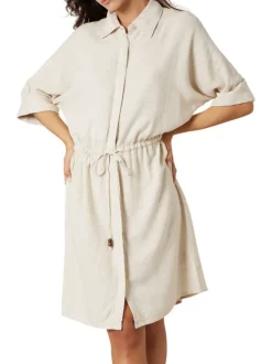 Robe mi-longue beige unie pourvue d'une coupe cintrée et d'un col chemise