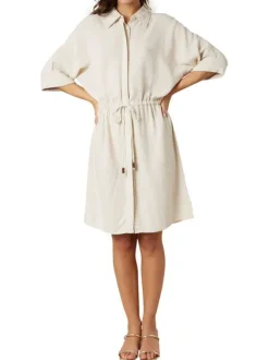 Robe mi-longue beige unie pourvue d'une coupe cintrée et d'un col chemise